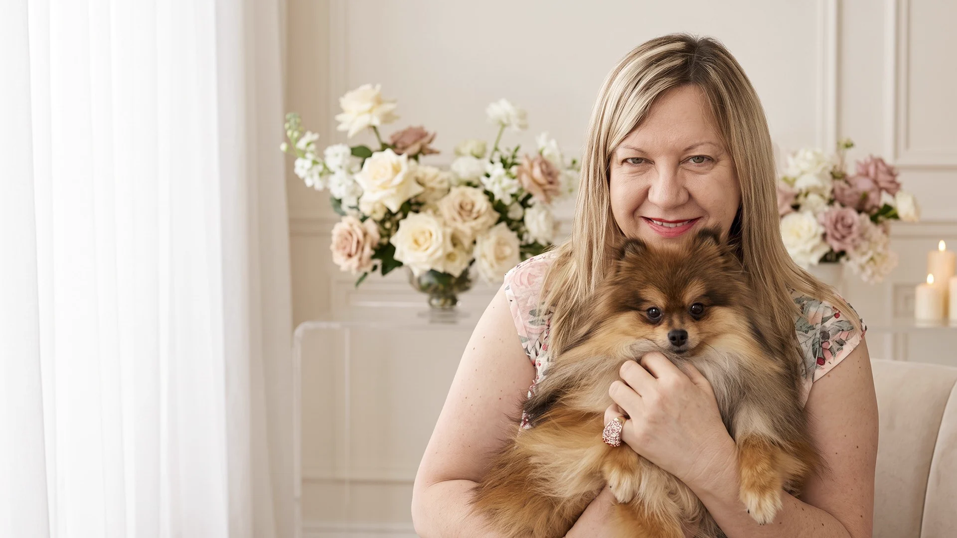 María José Guerrero, fundadora de Can Xiu-Xiu, sonriendo con un Pomerania en brazos