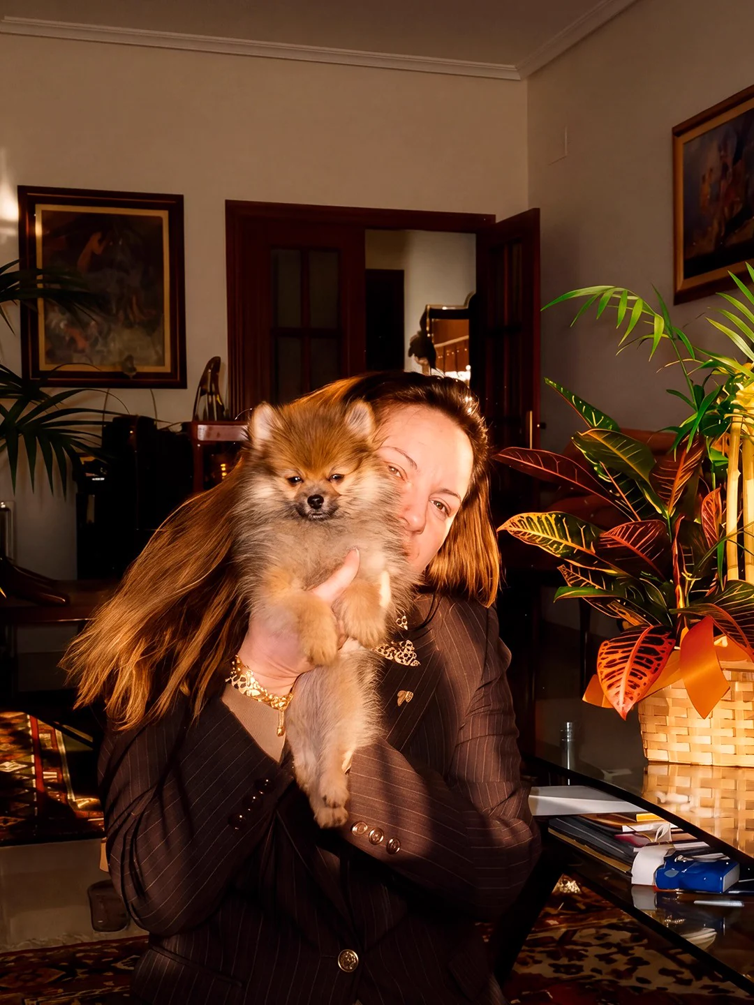 María José Guerrero con Bonnie, su primer Pomerania, cuando era cachorro